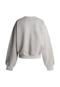 Felpa grigia chiara con una vestibilità rilassata, polsini e orlo a costine, e un collo rotondo. Texture morbida con un design minimalista.