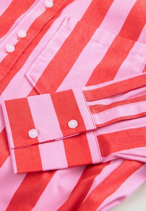 Rood en roze gestreept shirt met een borstzak, knoopmanchetten met parelknoopjes en een gladde katoenen textuur.
