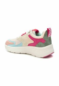 Zapatilla multicolor con parte superior texturizada, en tonos pastel de rosa, azul y verde, con una suela acolchada y un diseño audaz en la lengüeta del talón.