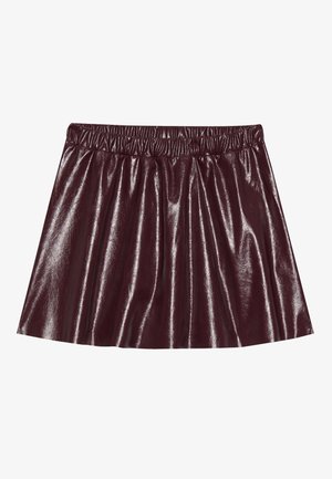 Burgundi red, pliszírozott mini szoknya fényes, textúrált anyagból, gumis derekú. Áramló dizájnnal rendelkezik.