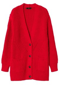 Punainen neulepusero V-kaula-aukolla, napit edessä ja kaksi etutaskua. Sisältää teksturoidun ribbikuvion ja löysän, rento istuvuuden.