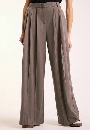 PLEATED  - Stoffhose - mink brown