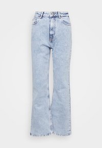 Jeans de ganga de lavagem azul clara, com corte flare e cintura alta, design de cinco bolsos e bainha desgastada. O material tem um acabamento ligeiramente texturizado.