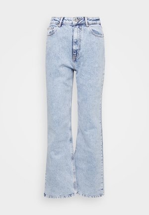 Jeans de ganga de lavagem azul clara, com corte flare e cintura alta, design de cinco bolsos e bainha desgastada. O material tem um acabamento ligeiramente texturizado.