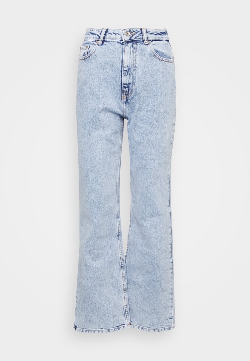 Jeans de ganga de lavagem azul clara, com corte flare e cintura alta, design de cinco bolsos e bainha desgastada. O material tem um acabamento ligeiramente texturizado.