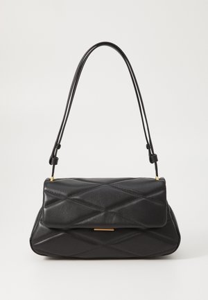 Sac à main en cuir noir matelassé avec une forme structurée, des ferrures dorées et deux bretelles d'épaule. Il est doté d'un rabat pliant pour la fermeture.