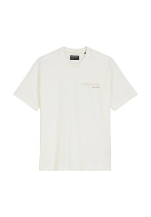 Witte katoenen t-shirt met een ronde hals en korte mouwen. Bevat tekstdetails in bruin op de linkerborst. Zachte textuur, eenvoudig ontwerp.