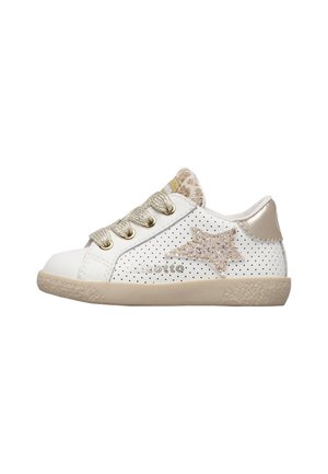 Scarpa da ginnastica bianca per bambino piccolo con lati forati, stella dorata glitterata, lacci dorati e suola beige.