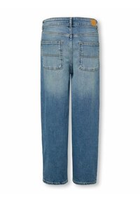 Svjetloplave traperice s opuštenim krojem, koje imaju dva stražnja džepa i blago izblijedjeli izgled s ravnom nogavicama.