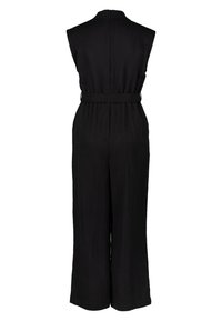 Svart ärmlös jumpsuit med bälte i midjan, vida ben och en enkel hög halsringning; tillverkad av ett lätt, strukturerat tyg.