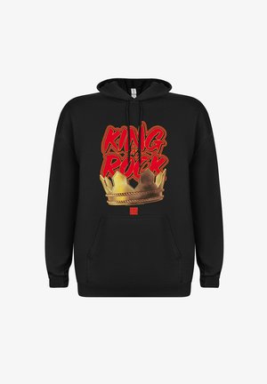Svart hettegenser med en gullkrone-grafikk og teksten "KING of ROCK" i fet rød- og gulfarge. Foran er det en kengurulomme.