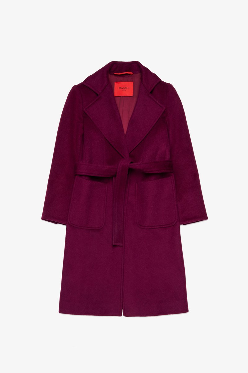 Fuchsia Wollmantel mit tailliertem Schnitt, großen Revers und zwei vorderen Taschen. Hat eine glatte Textur und eine contrasting Innenschicht.