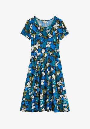 Blomstret kjole med rund halsudskæring og korte ærmer. Fremstillet af blødt stof, viser den et blå- og grønblomstret mønster på en mørk baggrund.
