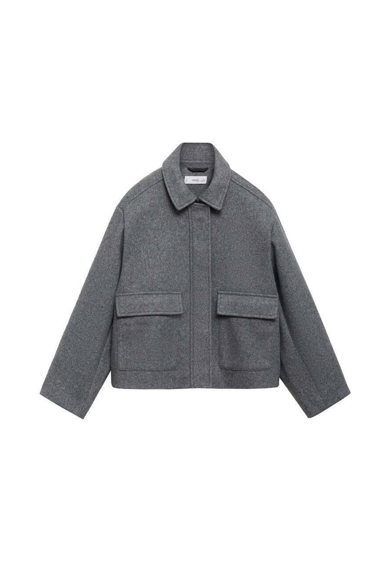 Veste grise courte en tissu texturé avec un col, des manches longues et deux poches avant. Présente un design épuré et minimaliste.
