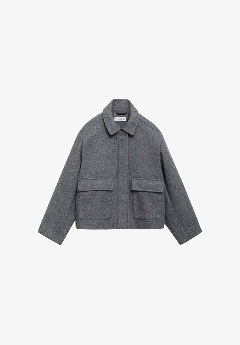 Grå kort jacka i ett texturerat tyg med krage, långa ärmar och två framfickor. Har en ren, minimalistisk design.