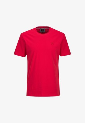 Rood T-shirt met korte mouwen en een ronde hals, met een klein geborduurd schildlogo op de linkerborst en een zwart label aan de binnenkant van de hals.