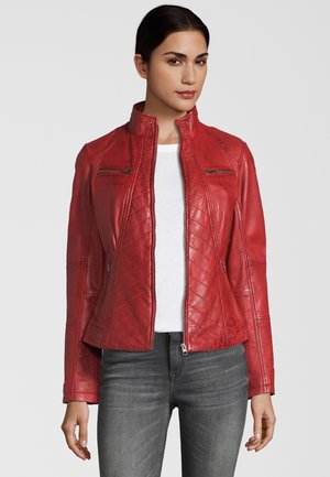 Rotte Lederjacke mit steppiertem Muster, Stehkragen, Reißverschlusstaschen und tailliertem Schnitt; kombiniert mit einem weißen Hemd und grauen Jeans.