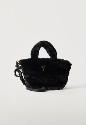Schwarze Handtasche aus Kunstfell mit kurzen Griffen, einem gedrehten Riemen und einem kleinen dreieckigen goldenen GUESS-Logo auf der Vorderseite.