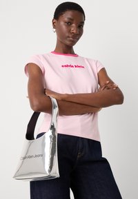 Calvin Klein Jeans RETRO LOGO GRAPHIC TEE - T-shirts med print - sweet pink