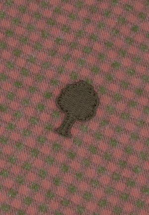 Tessuto di stoffa in rosa tenue con un motivo a quadri verde e grigio. Presenta una decorazione ricamata a forma di albero verde.