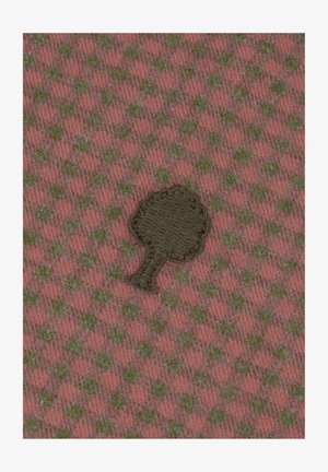 Tessuto di stoffa in rosa tenue con un motivo a quadri verde e grigio. Presenta una decorazione ricamata a forma di albero verde.