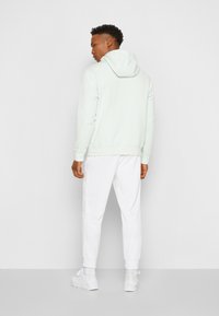 Nike Sportswear SPORTSWEAR CLUB FLEECE - Sweatshirt com capuz - barely green