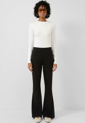 - Spodnie materiałowe