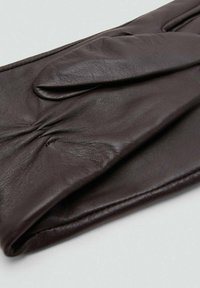 Guantes de cuero marrón con una textura suave y diseño plisado, que presentan un acabado sin costuras y un sutil brillo.