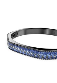 Brazalete de metal negro con una fila de piedras preciosas rectangulares azules y claras a lo largo del borde exterior, con un acabado liso y pulido.