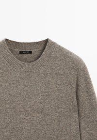 Maglione a girocollo in misto lana grigia melangiata, con colletto a costine, di Massimo Dutti.