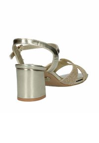 Sandalo con tacco alto in finta pelle dorata, con dettagli in strass e un tacco a blocco. Design con punta aperta e cinturino alla caviglia regolabile.