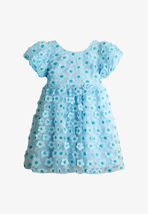 Rochiță pentru copii de culoare albastru deschis, cu mâneci scurte bufante, acoperită cu aplicații florale albe și albastre închise pe o suprafață transparentă.