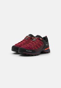 Salewa MOUNTAIN TRAINER LITE - Sapatos de caminhada - virtual pink/fluo coral