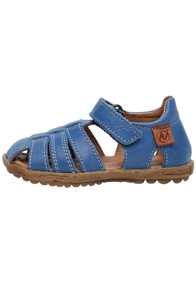 Blå lädersandal med utskärningsdesign, justerbar rem, stickade detaljer och brun gummisul med texturerat grepp.