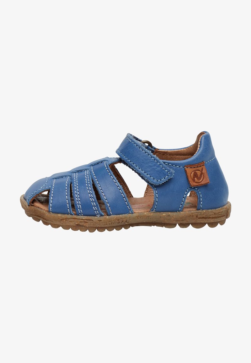 Sandal de cuero azul con diseño recortado, correa ajustable, acentos de costura y suela de goma marrón con agarre texturizado.