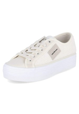 Sneakers platform bianchi con tomaia in tessuto texturizzato, punta liscia e lacci piatti. Presentano un patch con logo sul lato e suola in gomma.
