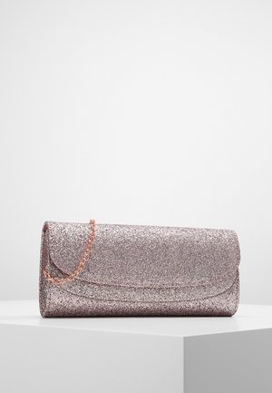 Lyserød glitrende rektangulær clutch-taske med rosaguldkæde, der hviler på en hvid overflade mod en ensfarvet baggrund.
