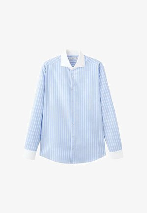 Světle modrá pruhovaná košile s dlouhými rukávy, bílým límečkem a manžetami, zapínáním na knoflíky vpředu, hladkou látkou a volnějším střihem.