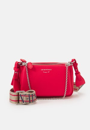 Rote Leder-Umhängetasche von Emporio Armani mit silberner Kette und verstellbarem beigem Riemen mit roten und blauen Streifen sowie Logo.