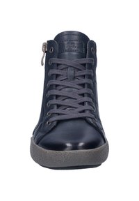 Baskets montantes en cuir marine avec des lacets gris, une semelle en caoutchouc texturée et une fermeture éclair sur le côté. Présente une finition lisse et un branding minimal.