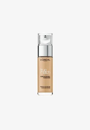 L'Oréal True Match foundation i en klar glasflaske. Funktioner en sølv pumpe-dispenser. Farven er lys beige, mærket til hudmatche.