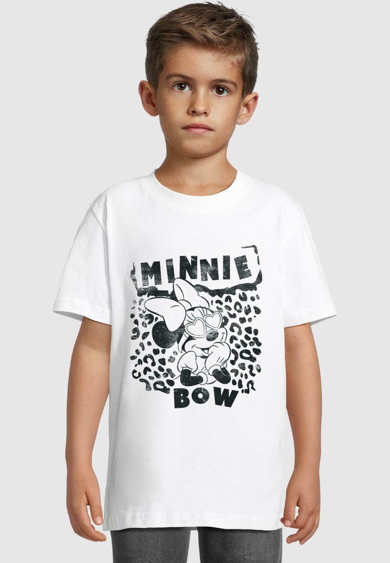 T-shirt en coton blanc avec un graphique noir représentant un personnage de dessin animé avec un nœud, entouré d'un motif léopard et de texte en gras.