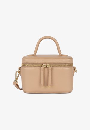 Beige leren cosmetica tas met een gestructureerd ontwerp, een handvat aan de bovenkant, een dubbele ritsluiting en een gouden accentlogo aan de voorkant.