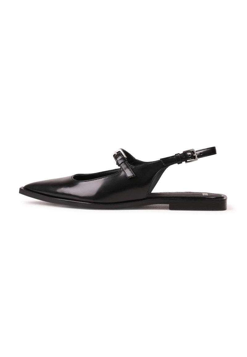 Zapatos de charol negro tipo slingback con puntera afilada, correa ajustable en el tobillo y suela plana. Textura suave con un diseño minimalista.