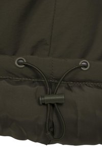 Olivgrön tyg med en slät textur, med dragsko och plastspänne för justerbar passform. Synlig sömdetalj.