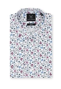 Biała koszula slim fit w kwiatowy wzór w odcieniach niebieskiego, różowego i zielonego. Posiada kołnierzyk w kształcie ostrego rogu, zapięcie na guziki oraz kontrastową teksturę wewnętrznej części kołnierza.