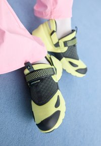 TRUNNER LX UNISEX - Sportcipő - luminous green/anthracite/reflective silver-coloured