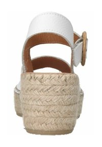 Witte leren espadrille sandaal met gevlochten jute tussenzool, verstelbare enkelband en ronde houten accentknop aan de zijkant.