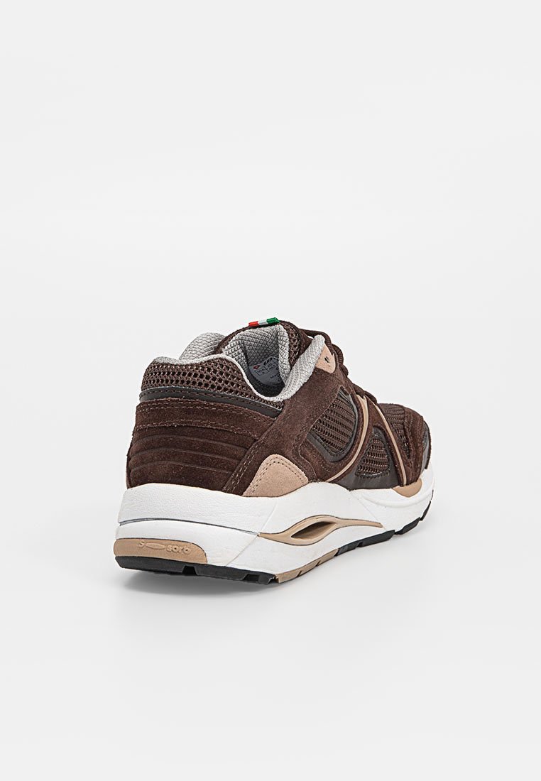 Braune und beige Netz- und Wildlederschuhe mit weißen Sohle, von der rechten Rückseite auf einem weißen Hintergrund betrachtet.