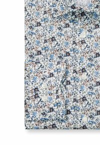 Kurzarm-Hemd mit Knopfverschluss auf weißem Hintergrund, das ein blau-braunes Blumenmuster und weiße Knöpfe an der Vorderseite aufweist.